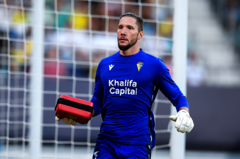 Un aficionado sobrevive a una parada cardíaca durante el partido de fútbol Cádiz-Barcelona 